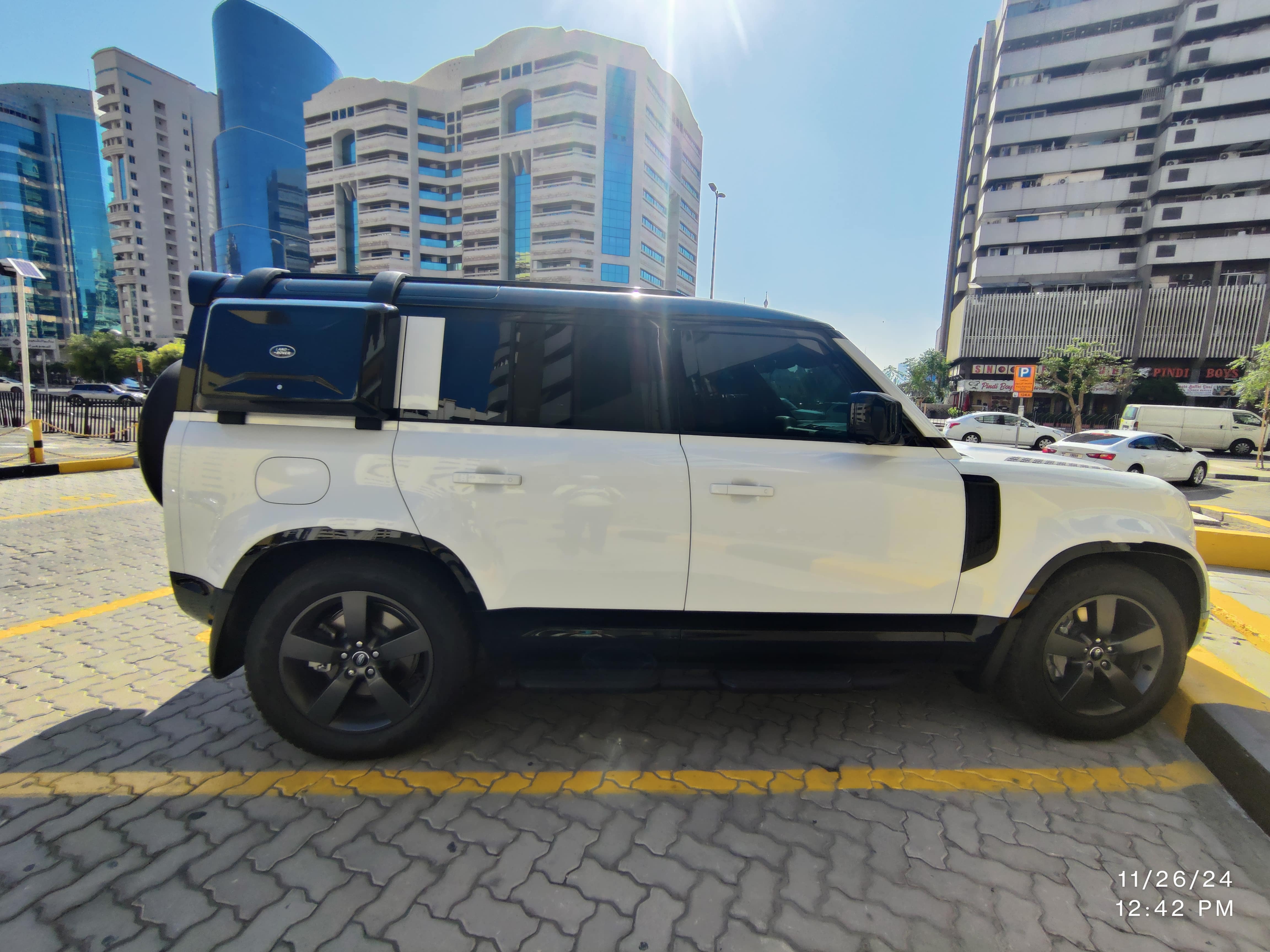 Land Rover Defender 2025