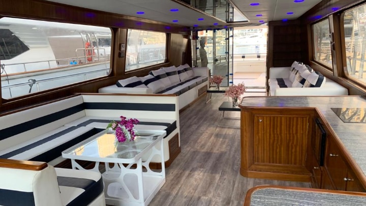 85 ft American Yacht With Jacuzzi